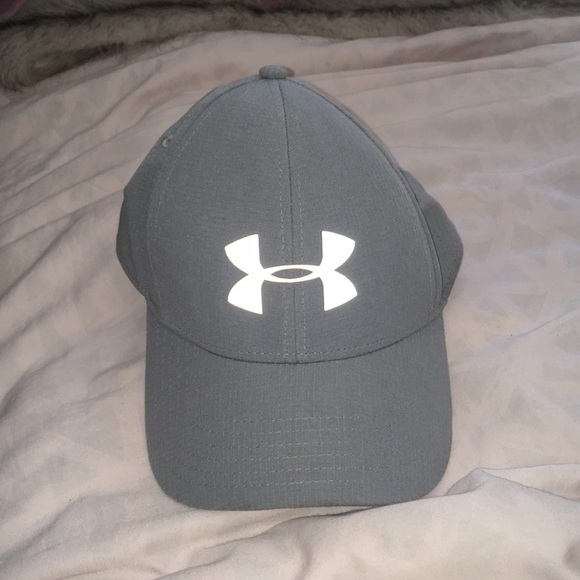 Under armour hat - the logo is a reflector - Picture 2 of 3